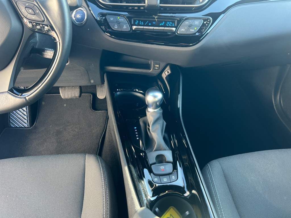 Toyota C-HR Hybrid Style - Samsaru's Car Outlet