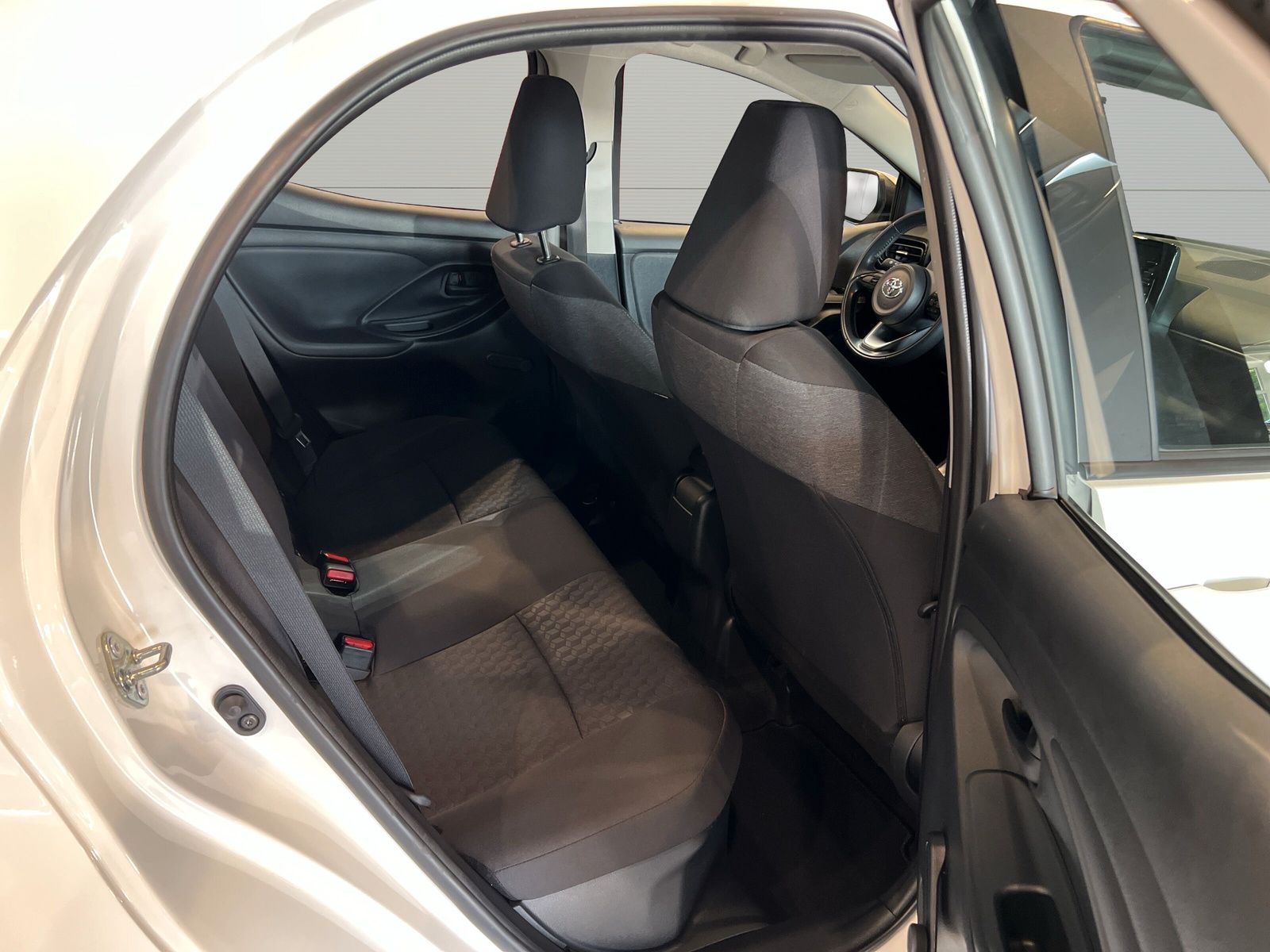 Toyota Yaris 1.5 Hybrid Business Edition - Samsaru's Car Outlet