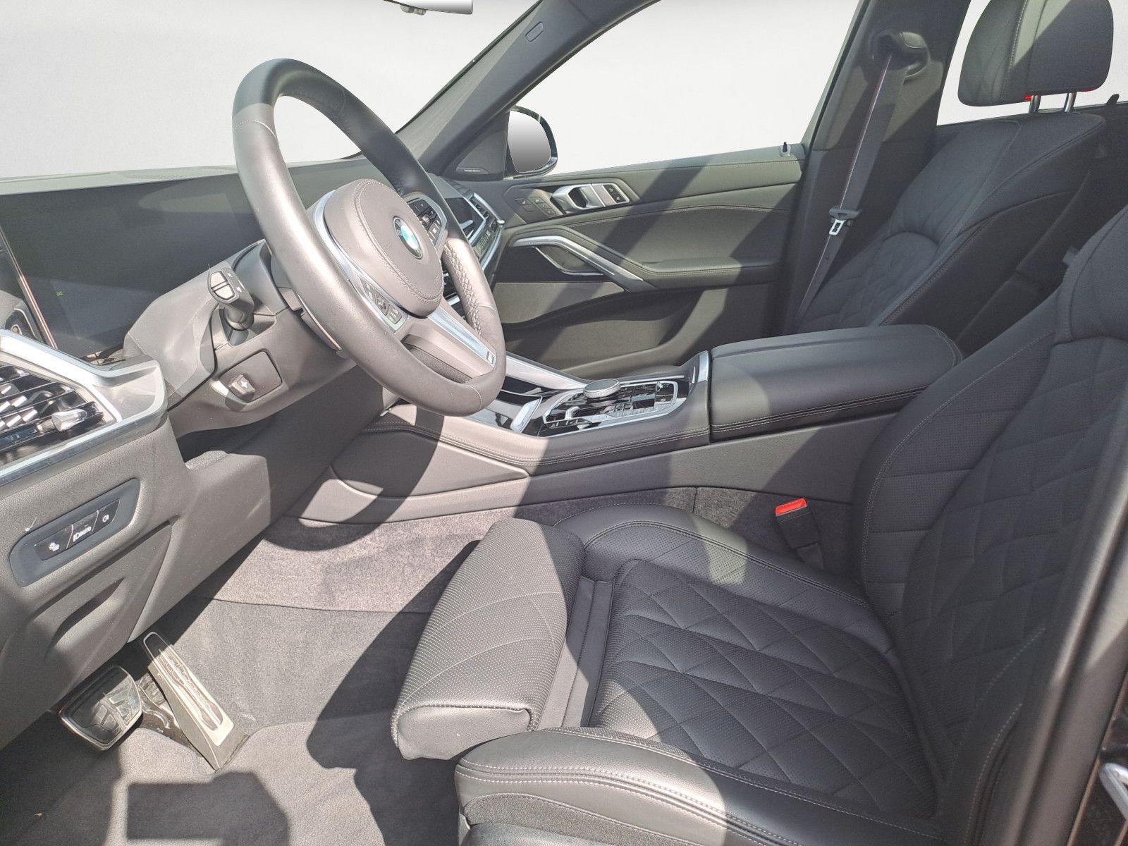 BMW X6 xDrive30d M SPORT PRO AHK Iconic Glow Driving