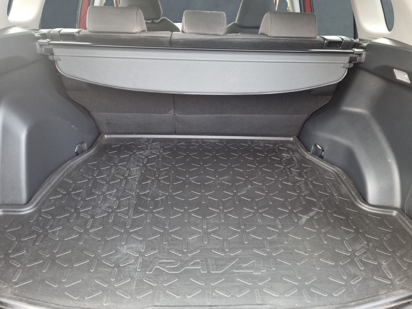 Toyota RAV 4 Hybrid 4x4 - Samsaru's Car Outlet