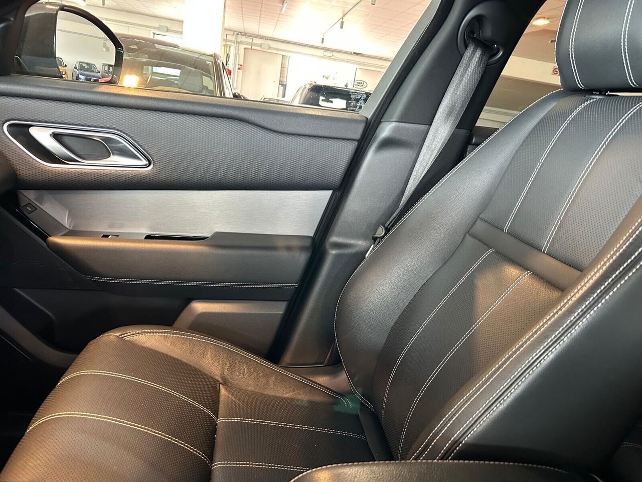 Range Rover Velar R-DYNAMIC S 2.0D - Samsaru's Car Outlet