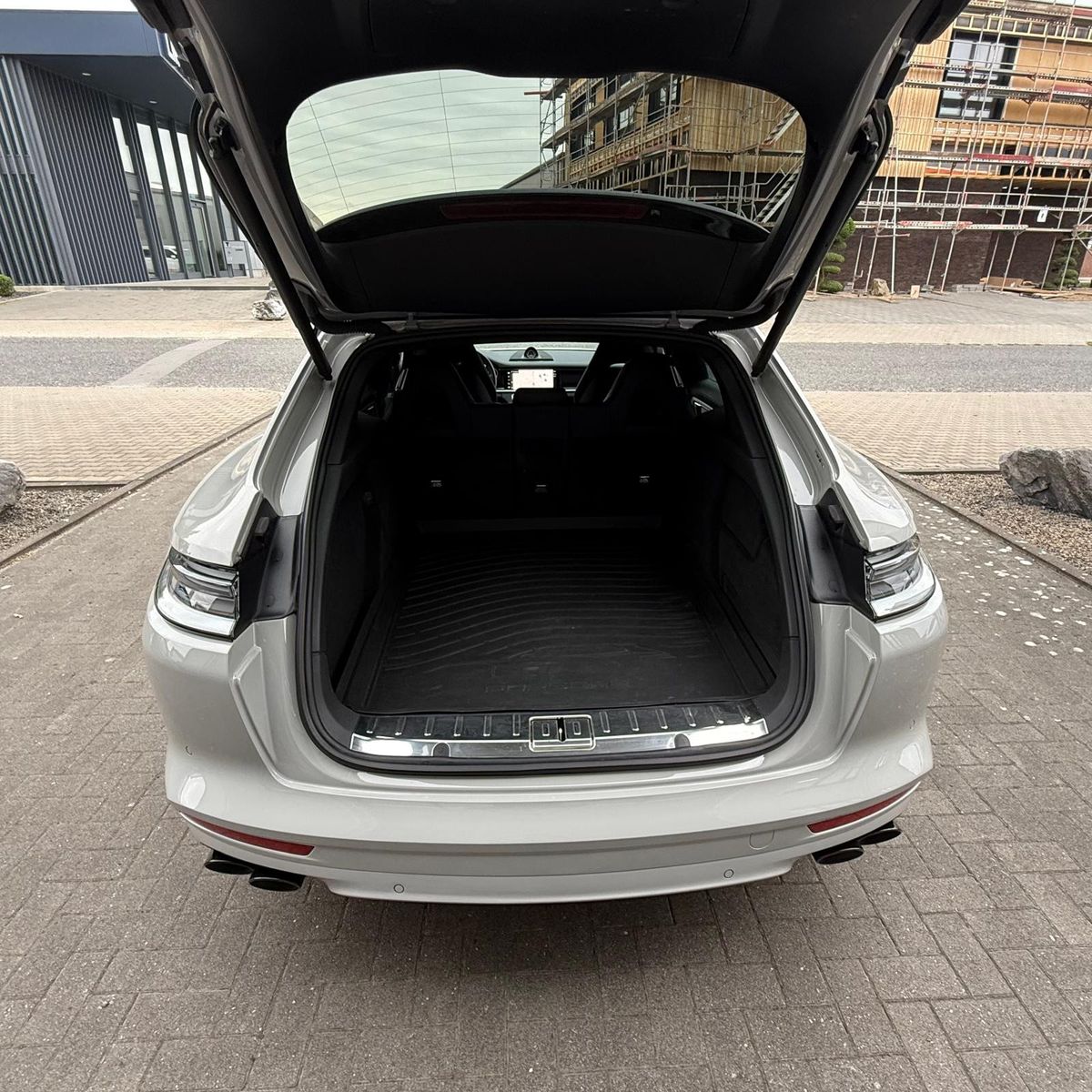 Porsche Panamera Sport Turismo 4 E-Hybrid Platinum Editi