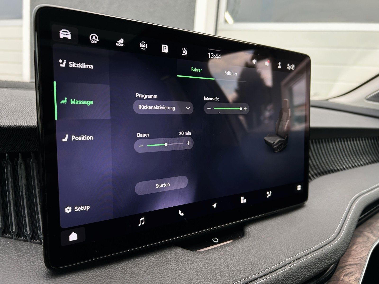 Skoda SUPERB COMBI 4x4 L&K*STHEIZ*VOLL*GARANTIE-2030*