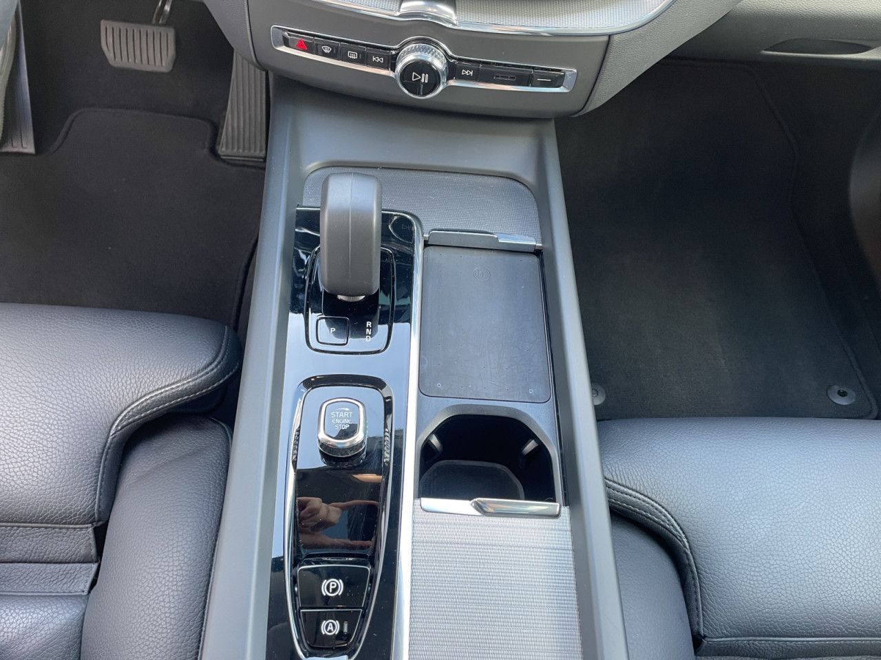 Volvo XC60 B5 AWD Ultimate Dark AHK LED NAVI 20LM HuD