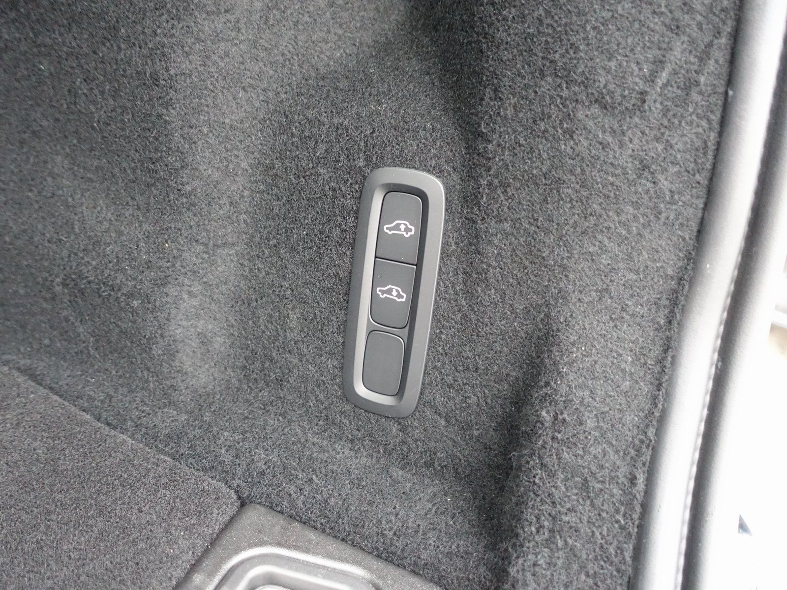 Volvo XC60 Black Edition Ultra T6 AWD - Samsaru's Car Outlet