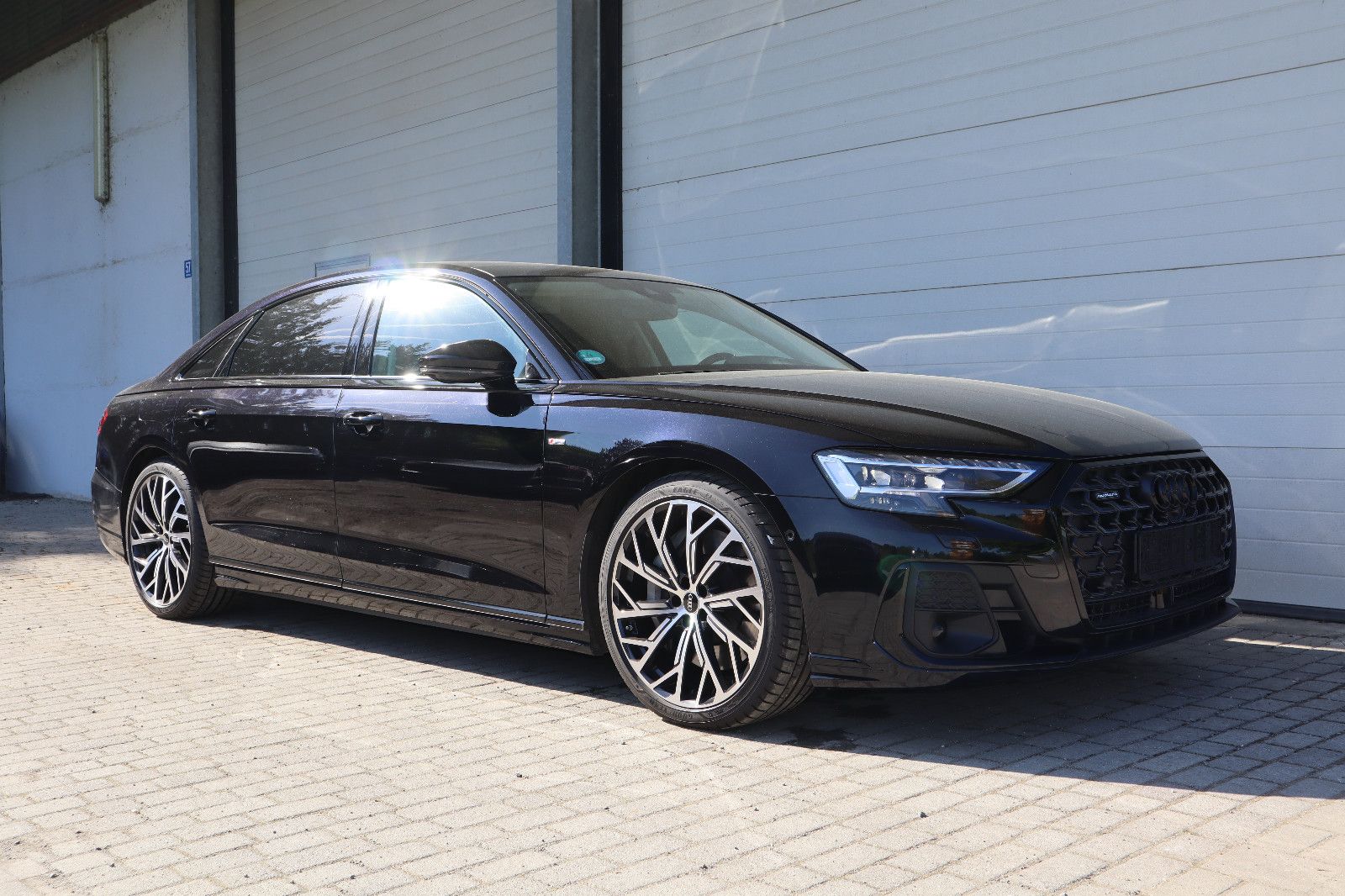 Audi A8L 60 TFSIe lang exclusive M.25/BLACK-P./S-LINE" → "Audi A8L 60 TFSIe lang exclusive S-LINE - Samsaru's Car Outlet