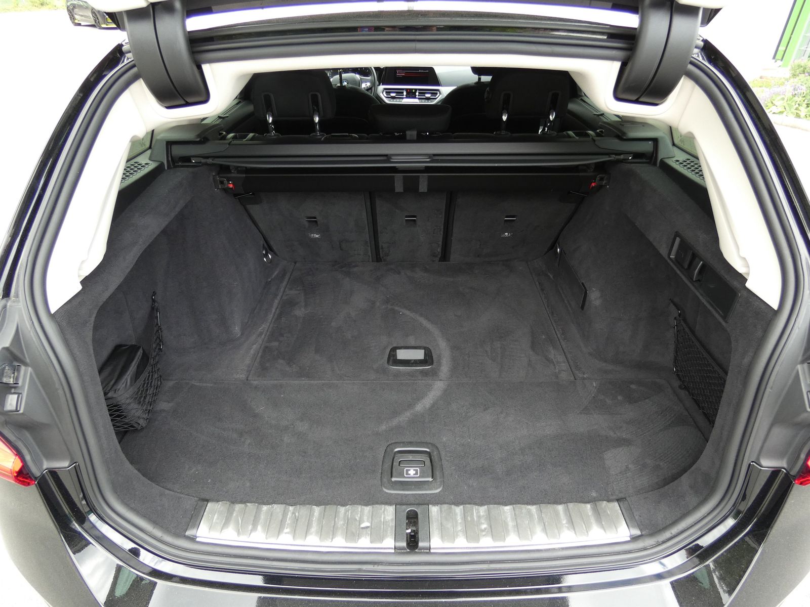 BMW 318d Touring Advantage - Samsaru's Car Outlet