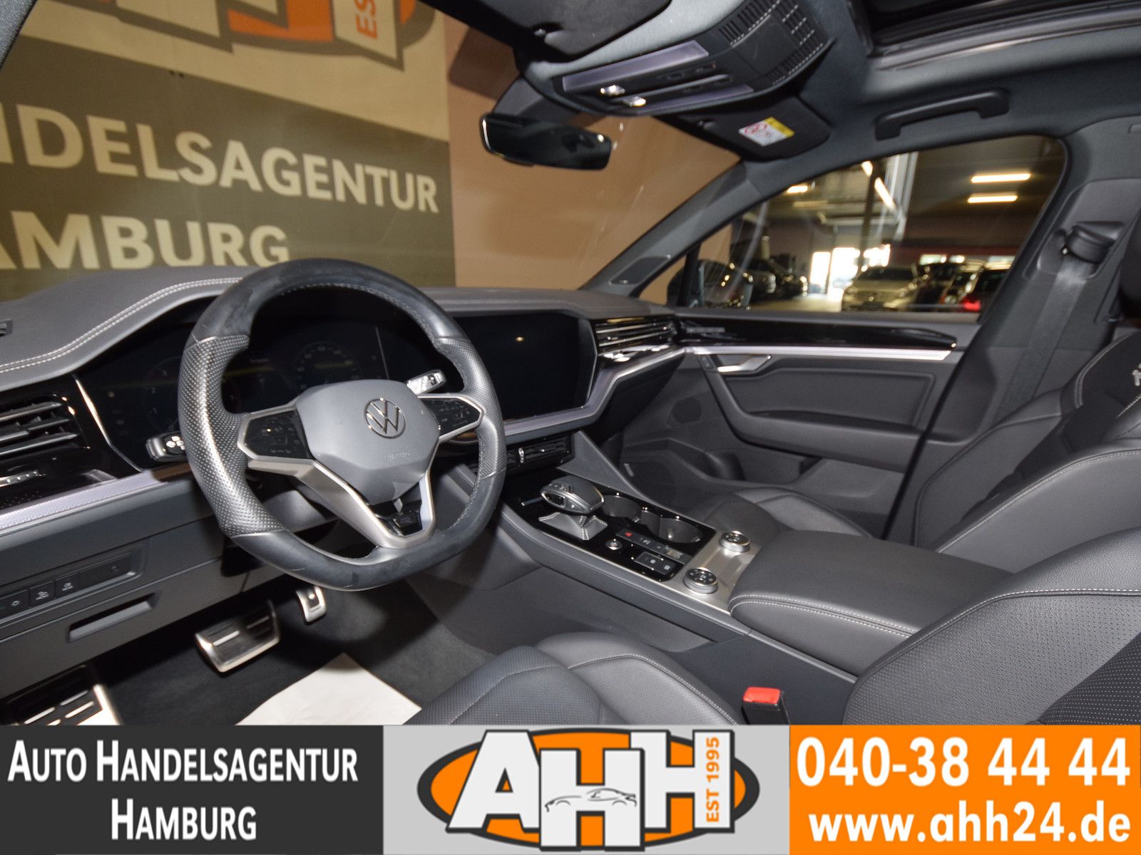 Volkswagen Touareg 3.0 TSI 4M R-LINE - Samsaru's Car Outlet