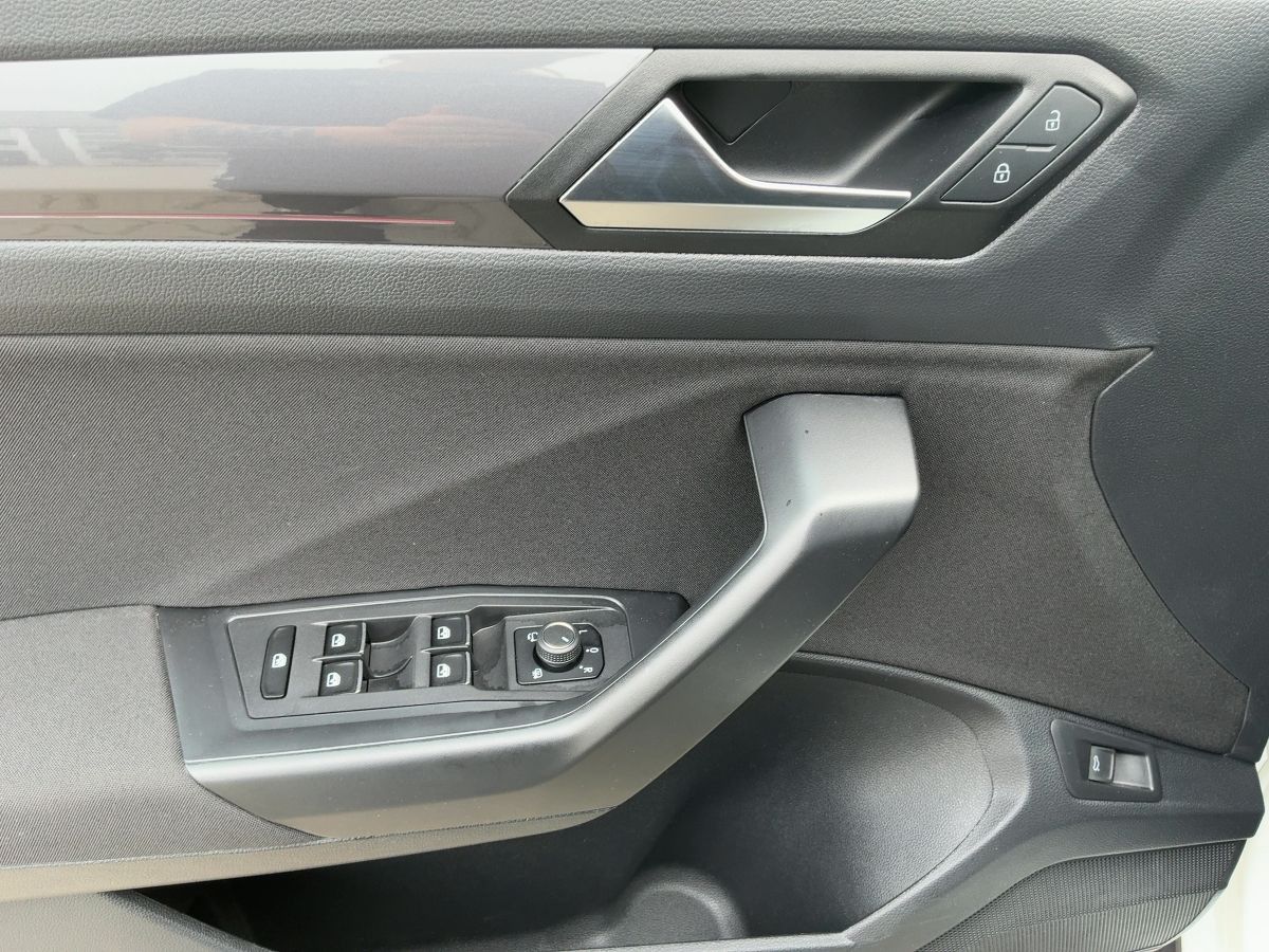 Volkswagen T-Roc 1.5 TSI SPORT - Samsaru's Car Outlet