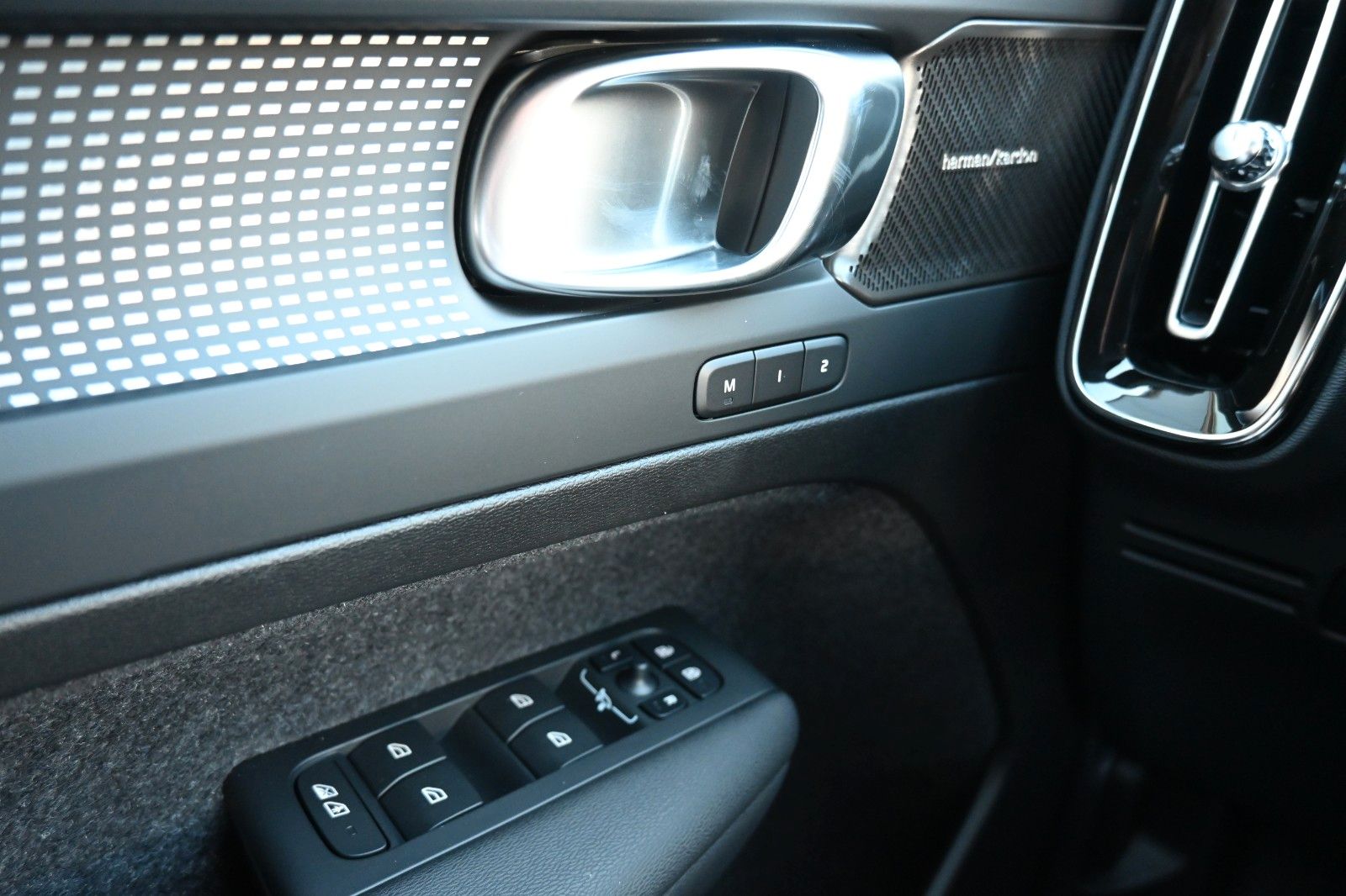 Volvo XC40 B4 DKG Plus Dark*FSHZG*360°*ACC*Allwetter*