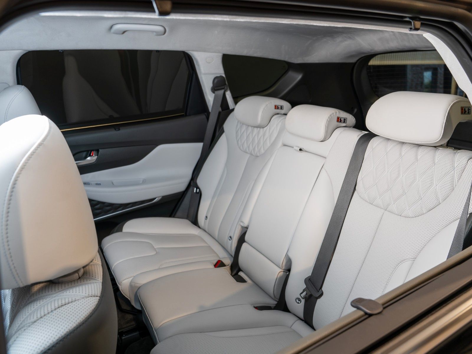 Hyundai Santa Fe Signature Plug-In Hybrid 4WD - Samsaru's Car Outlet