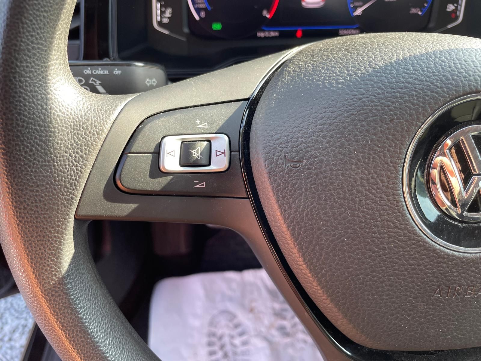 Volkswagen Polo VI 1.0 TSI Comfortline - Samsaru's Car Outlet