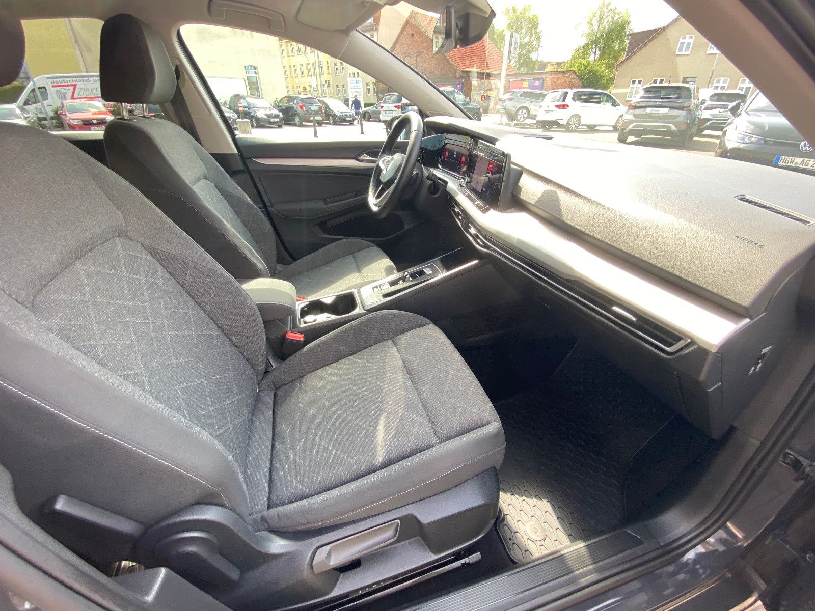 Volkswagen Golf VIII 1.5 eTSI DSG Life - Samsaru's Car Outlet