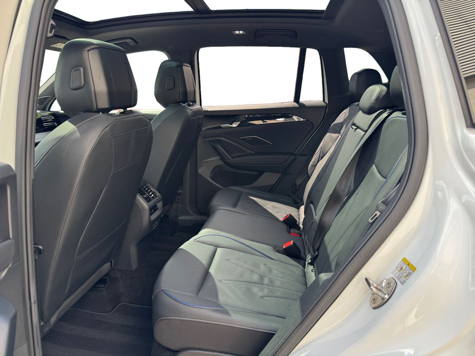 Volkswagen Tiguan 2.0TDI DSG 4Mo R-Line Standhz Pano Leder