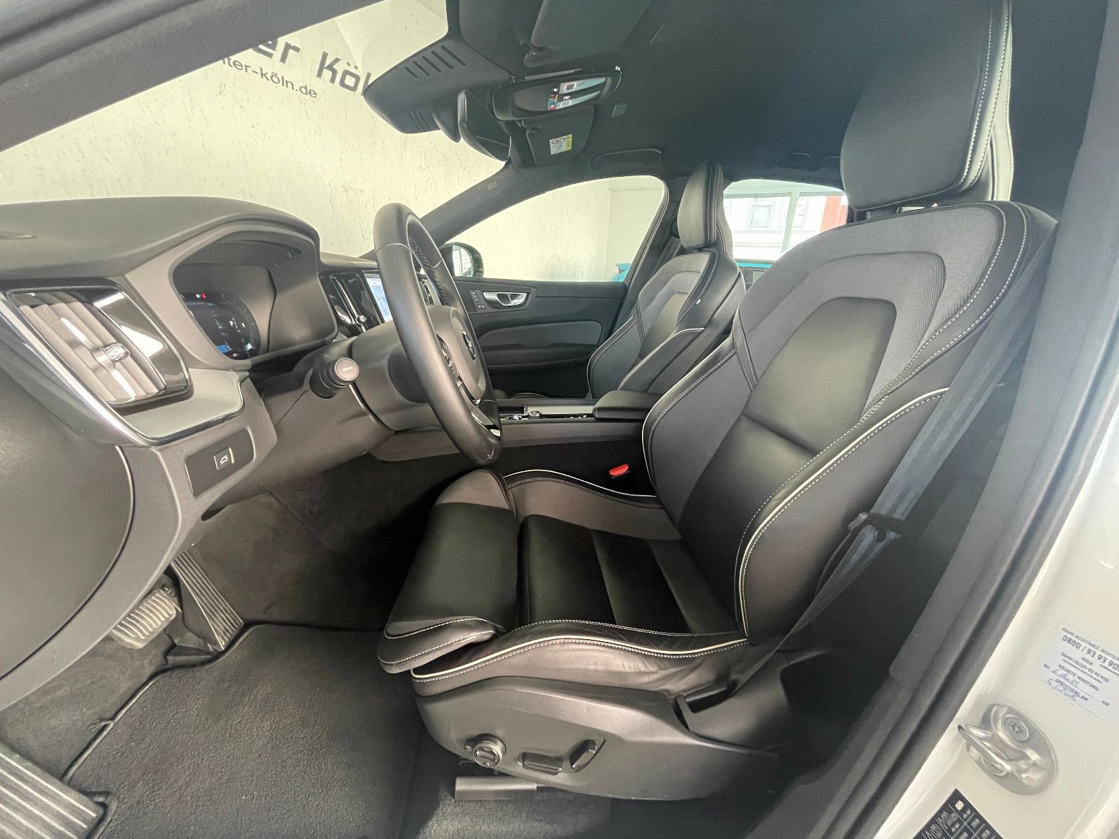 Volvo XC60 Plus Dark AWD*Navi*LED*Leder AHK*