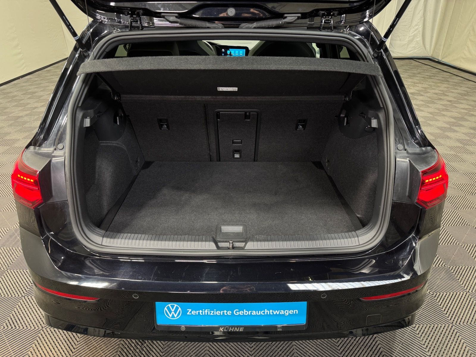 Volkswagen Golf R-Line 1.5 eTSI DSG - Samsaru's Car Outlet