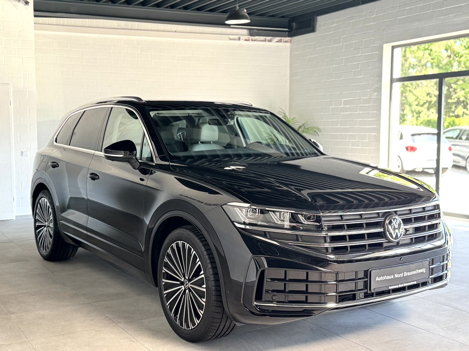 Volkswagen Touareg 3.0 TDI Elegance 4Motion - Samsaru's Car Outlet
