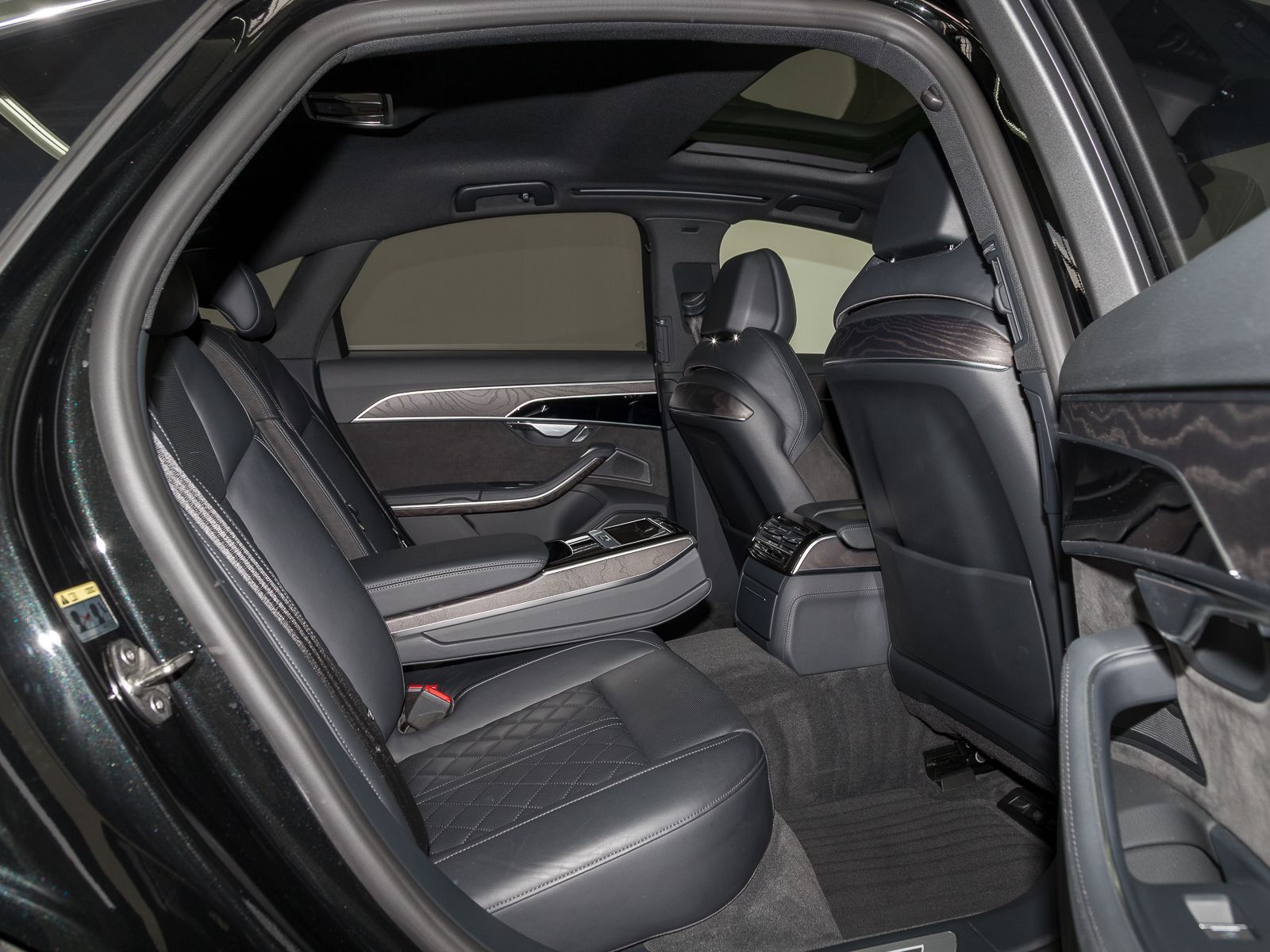 Audi A8 60 TFSIe Q LM20 - Samsaru's Car Outlet