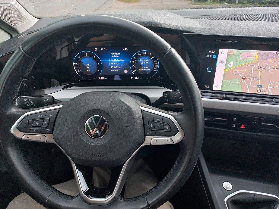 Volkswagen Golf VIII 2.0 TDi Life - Samsaru's Car Outlet