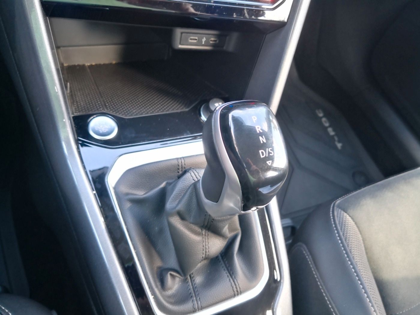 Volkswagen T-Roc 1.5 TSI Style DSG - Samsaru's Car Outlet