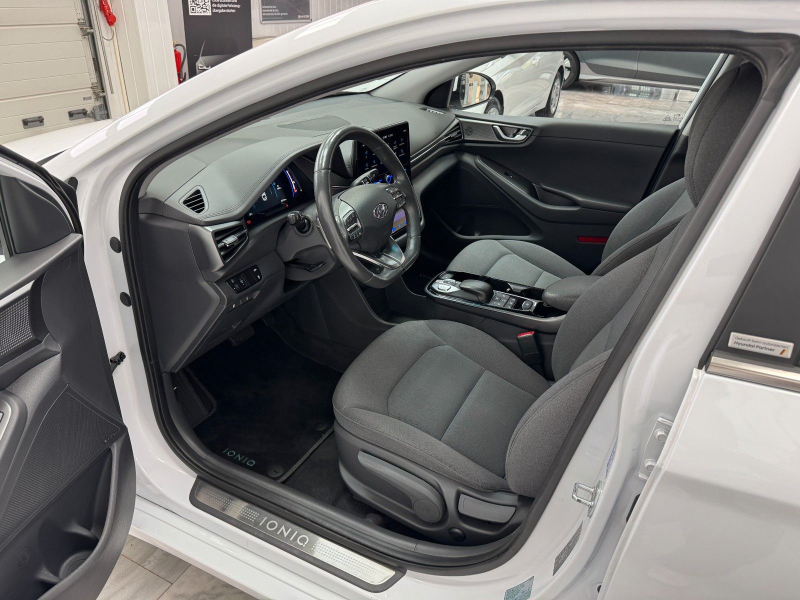 Hyundai IONIQ Style Elektro - Samsaru's Car Outlet