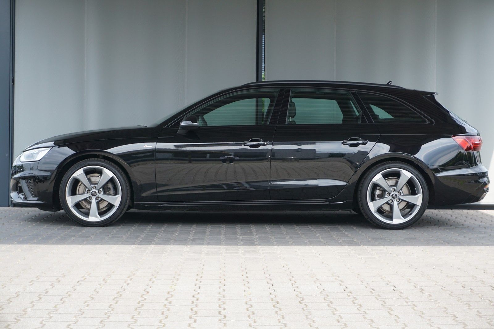 Audi A4 Avant 35 TDI S tronic S line - Samsaru's Car Outlet
