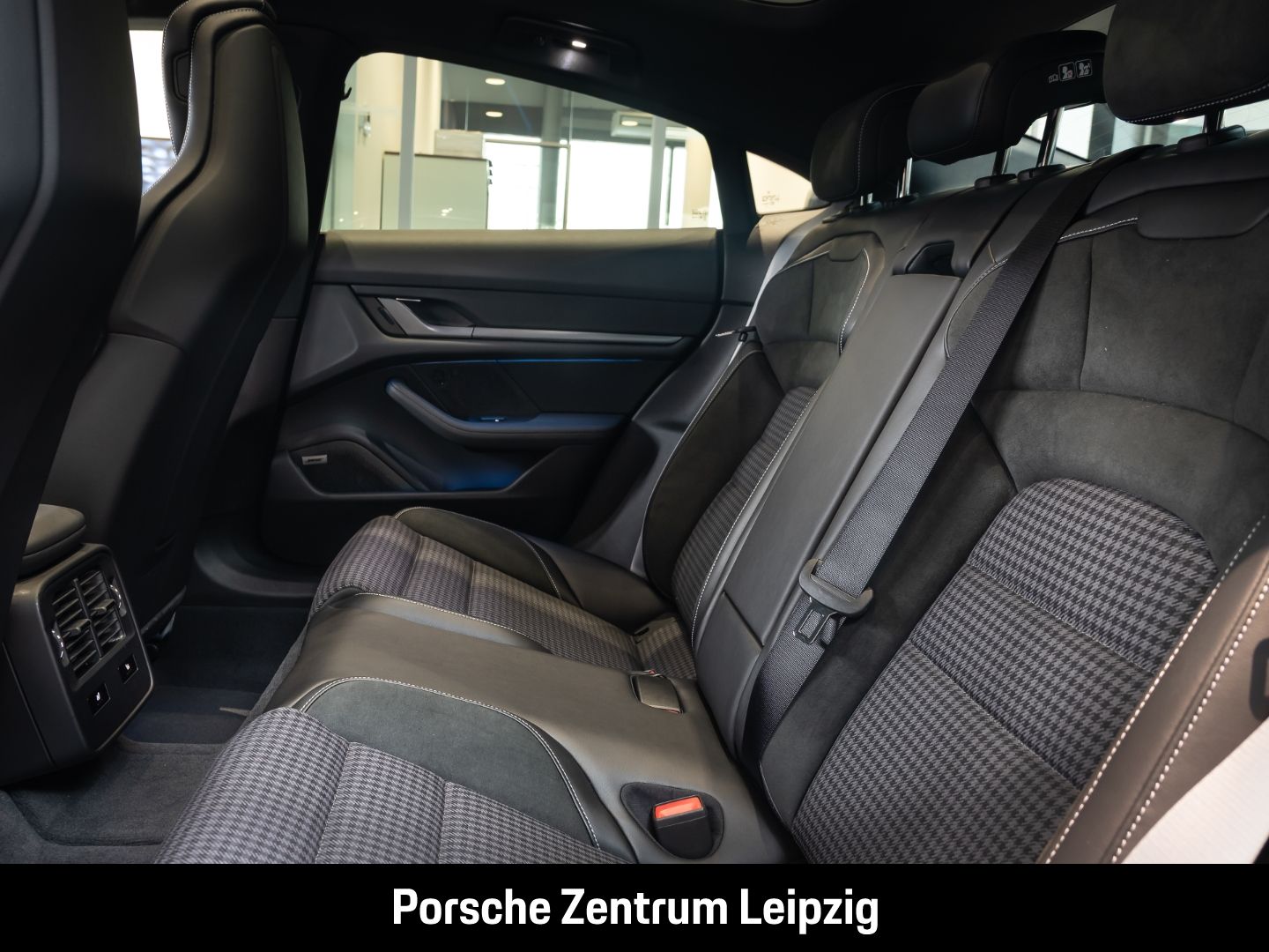 Porsche Taycan 4 Massage Sitzlüftung Bose ACC SportChron
