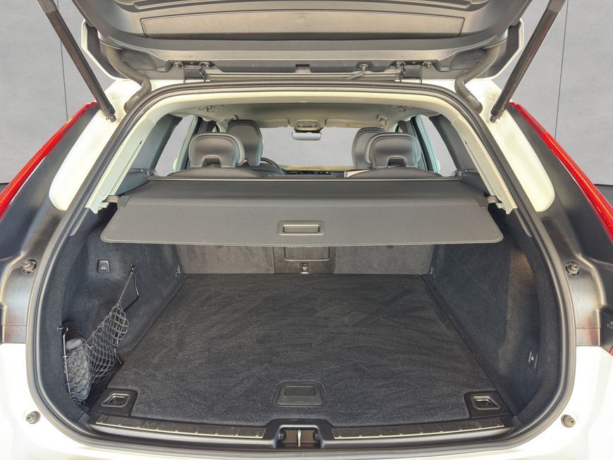 Volvo XC60 B5 D AWD Momentum Pro - Samsaru's Car Outlet