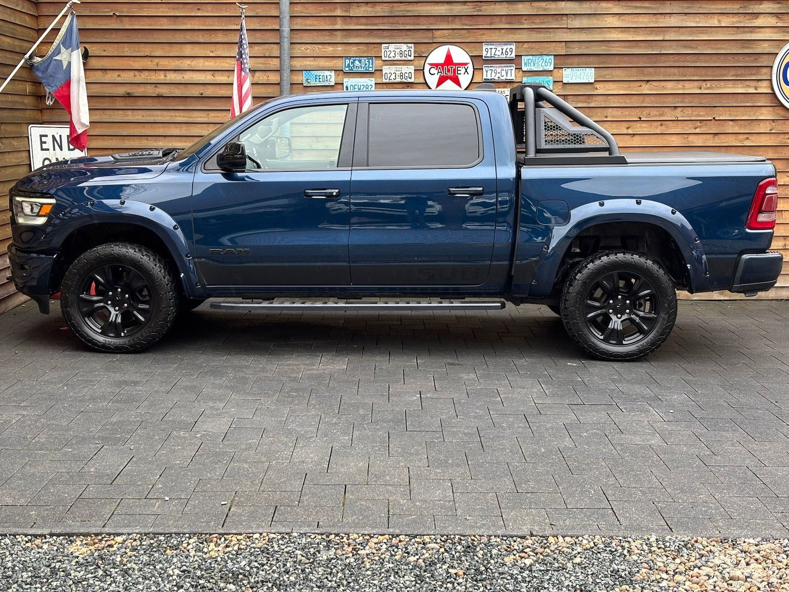 Dodge RAM 1500 Laramie 5,7L 4x4 AHK 12´´ LPG Bügel
