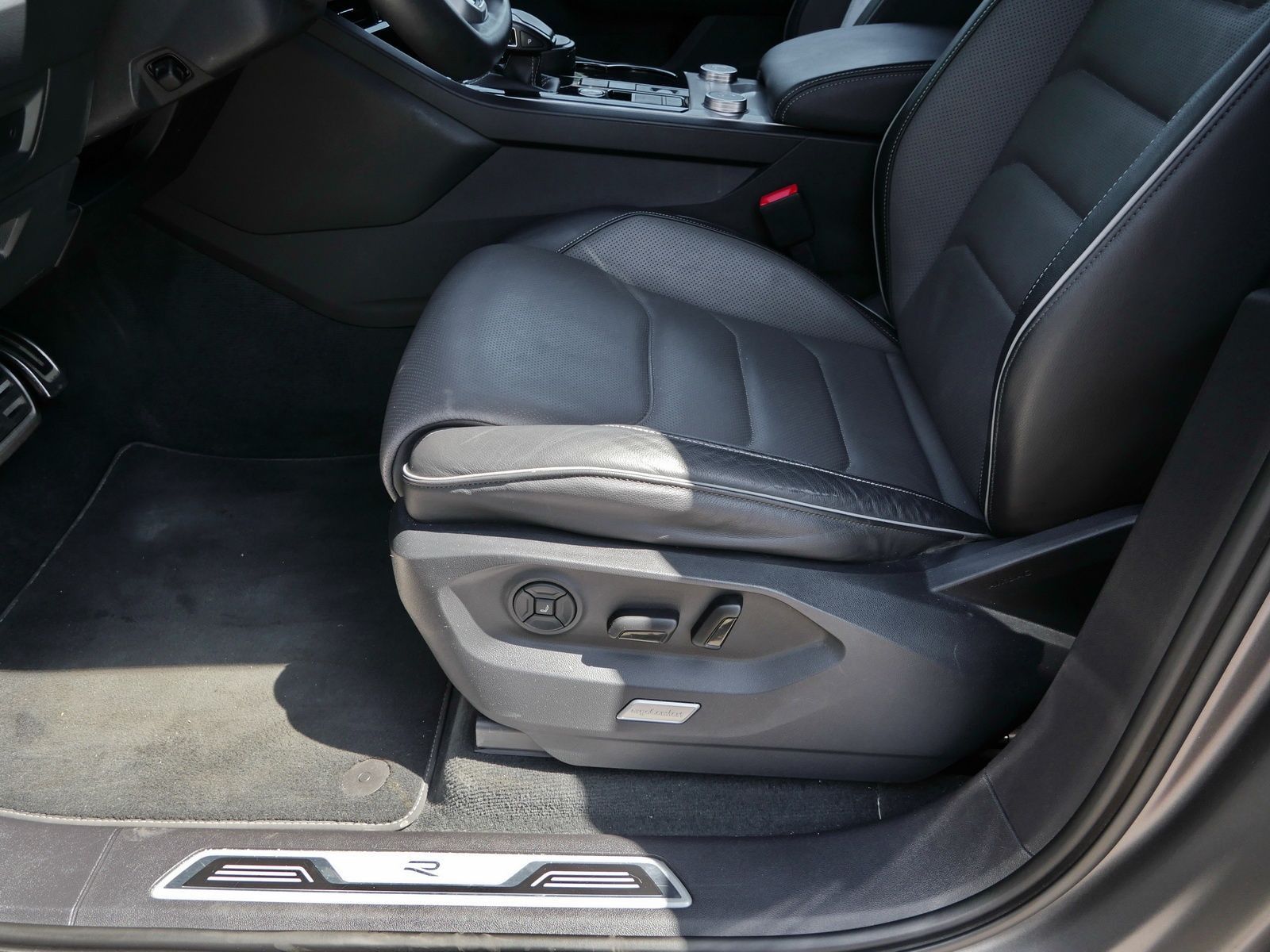 Volkswagen Touareg R-Line 3.0 TDI - Samsaru's Car Outlet