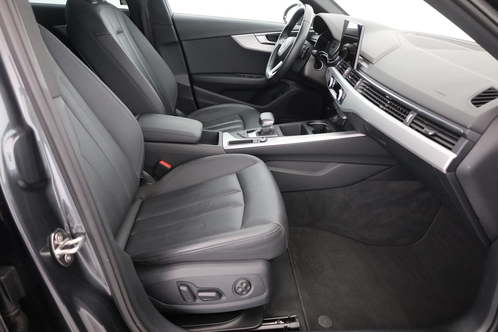 Audi A4 Avant 35 TFSI S-Line - Samsaru's Car Outlet