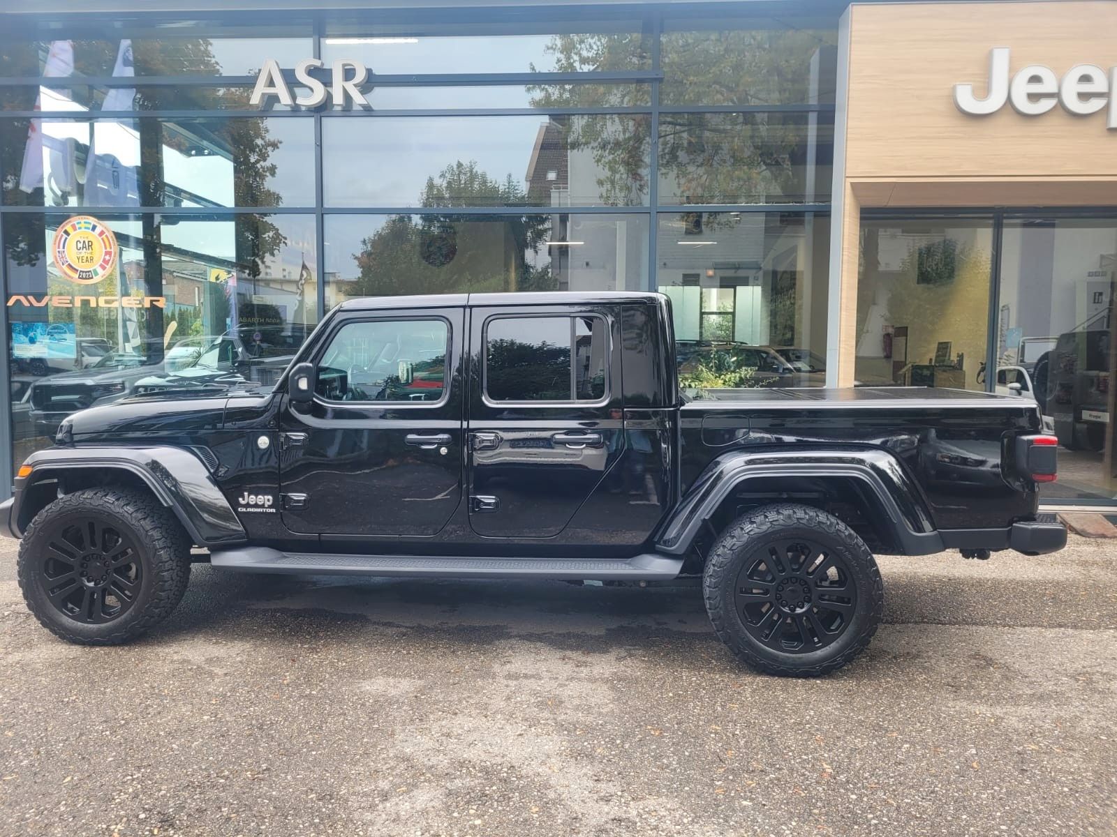 Jeep Gladiator Overland 4WD AHK top