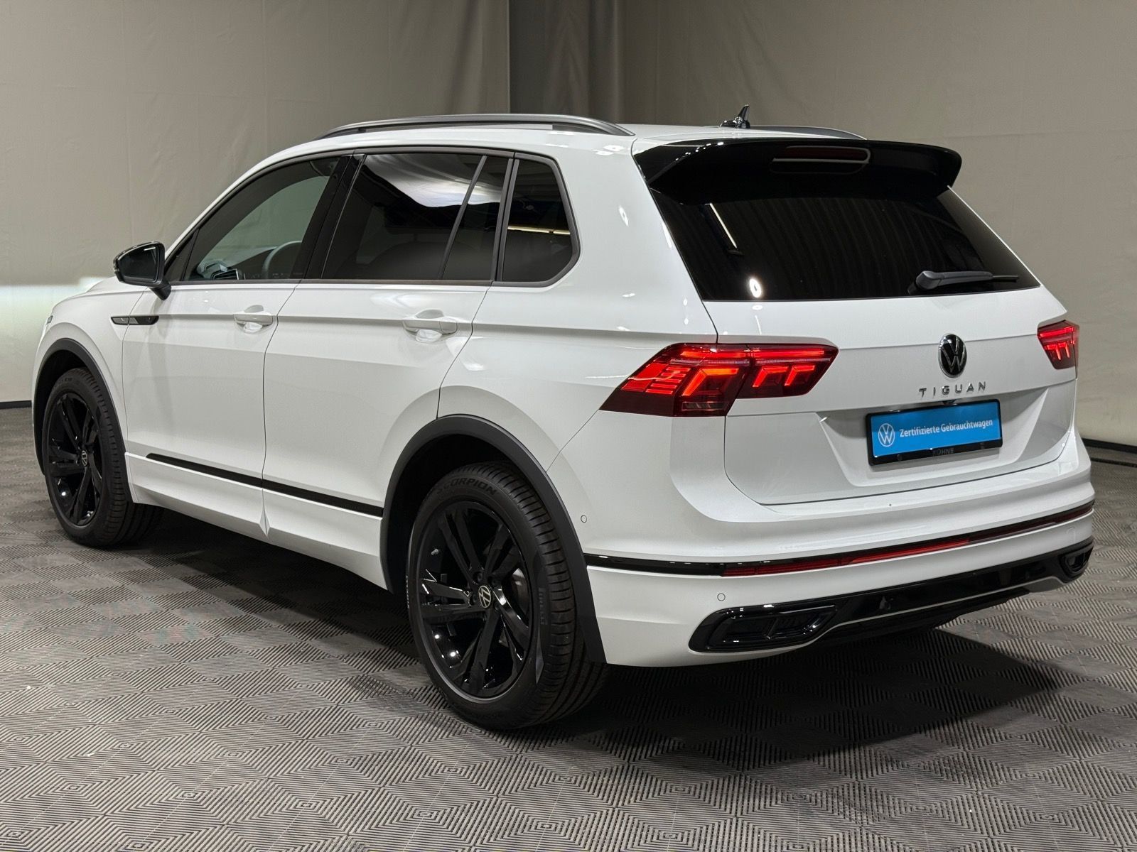 Volkswagen Tiguan R-Line 1.5 TSI DSG - Samsaru's Car Outlet