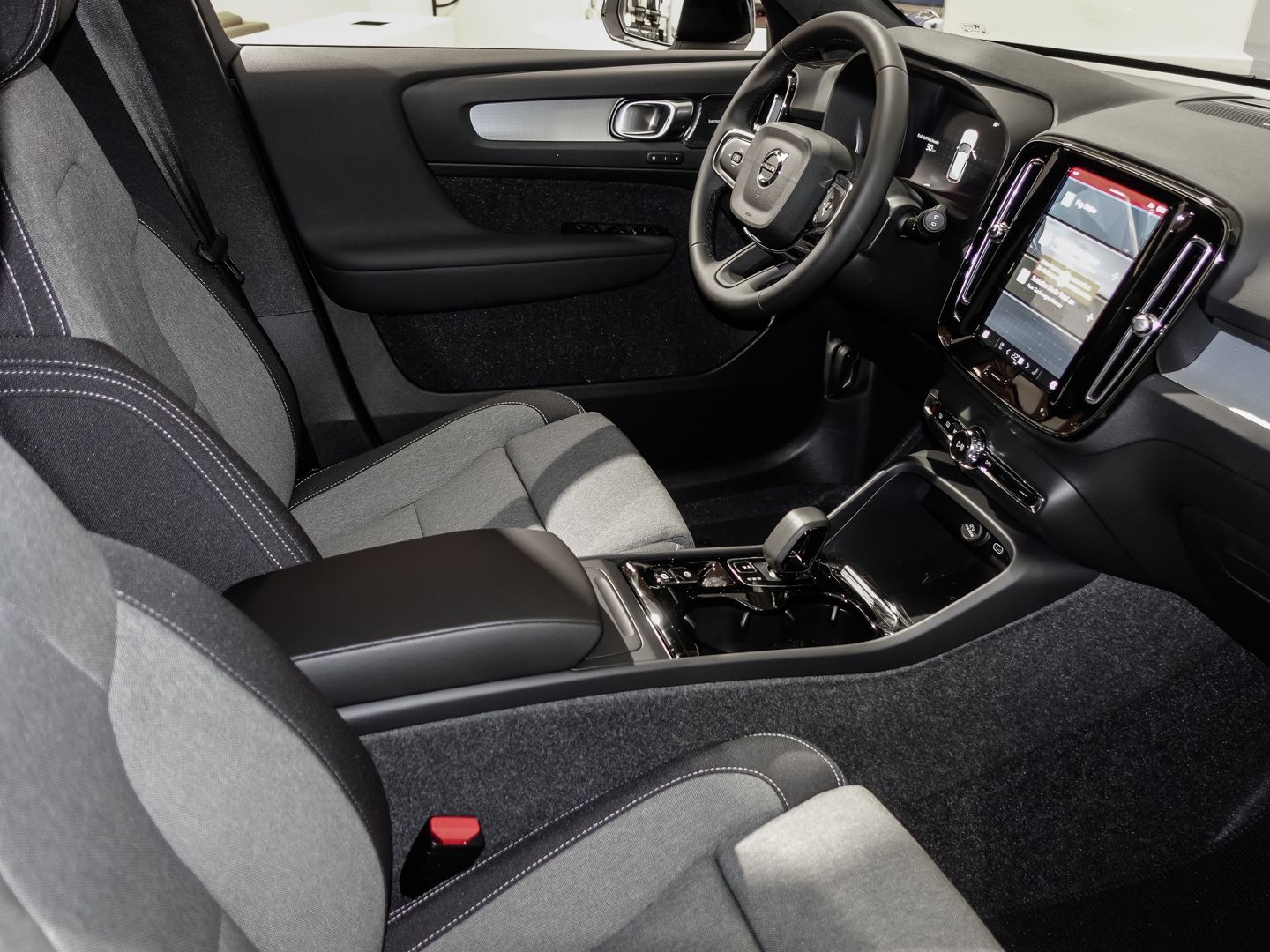 Volvo XC40 B3 Benzin Plus Dark - Samsaru's Car Outlet