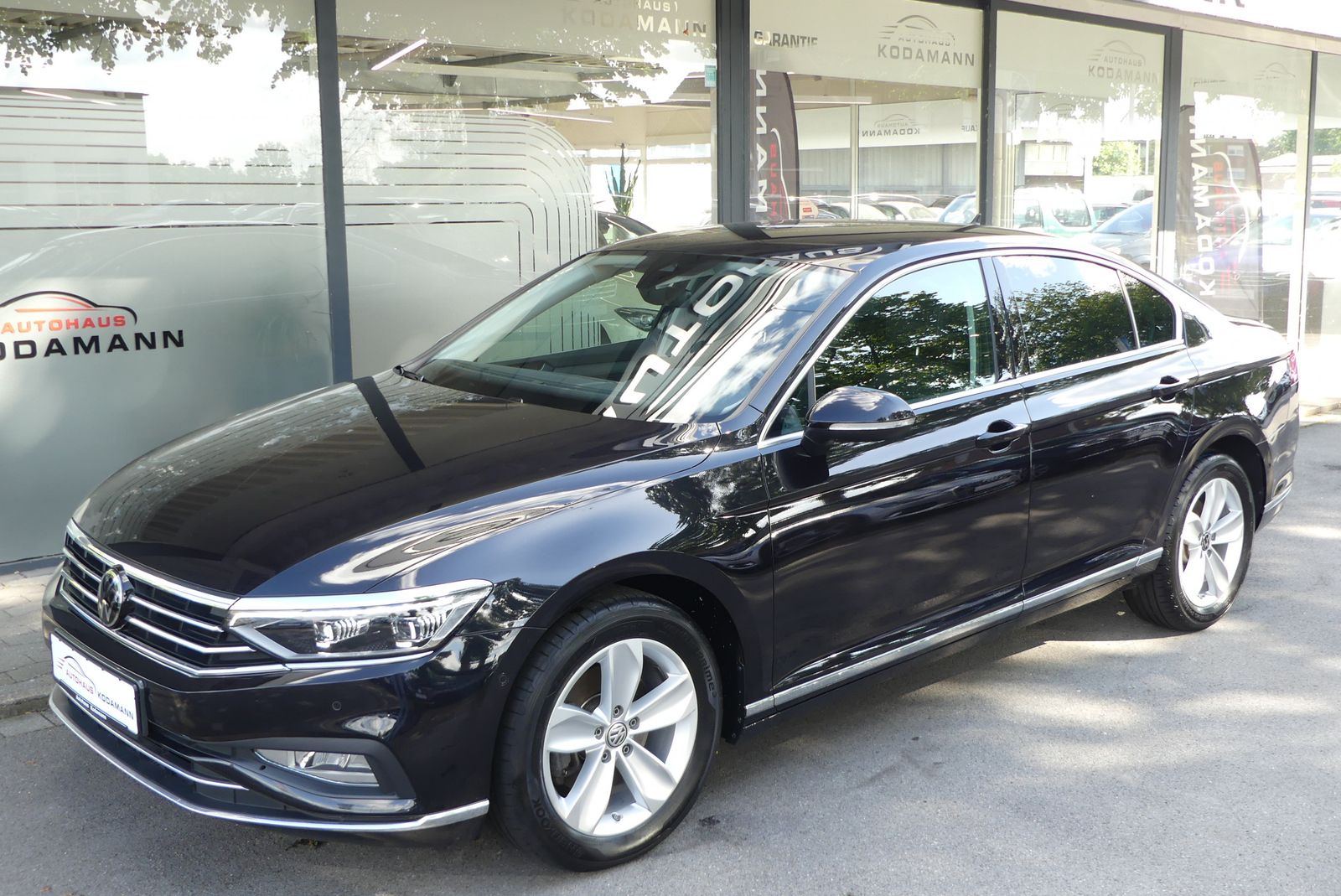 Volkswagen Passat Lim. Elegance - Samsaru's Car Outlet