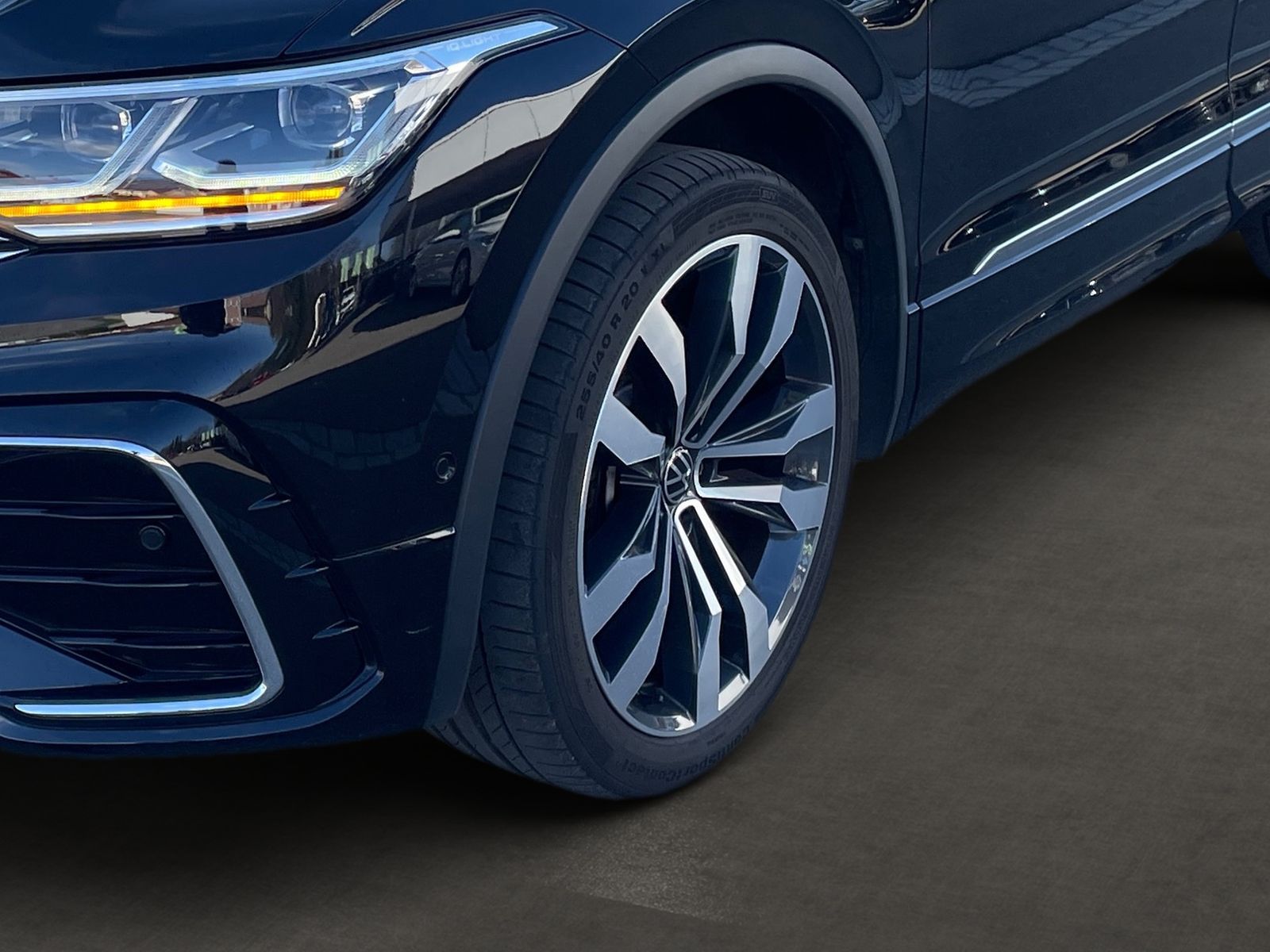 Volkswagen Tiguan 1.4 TSI eHybrid R-Line - Samsaru's Car Outlet