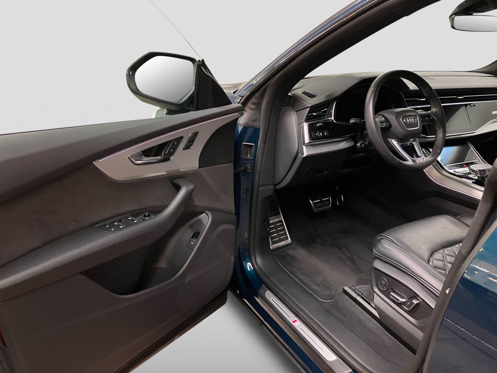 Audi Q8 55 TFSI quattro S line - Samsaru's Car Outlet