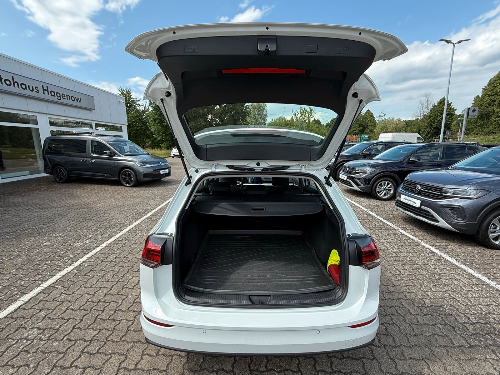 Volkswagen Golf VIII 1.5 eTSI Life - Samsaru's Car Outlet