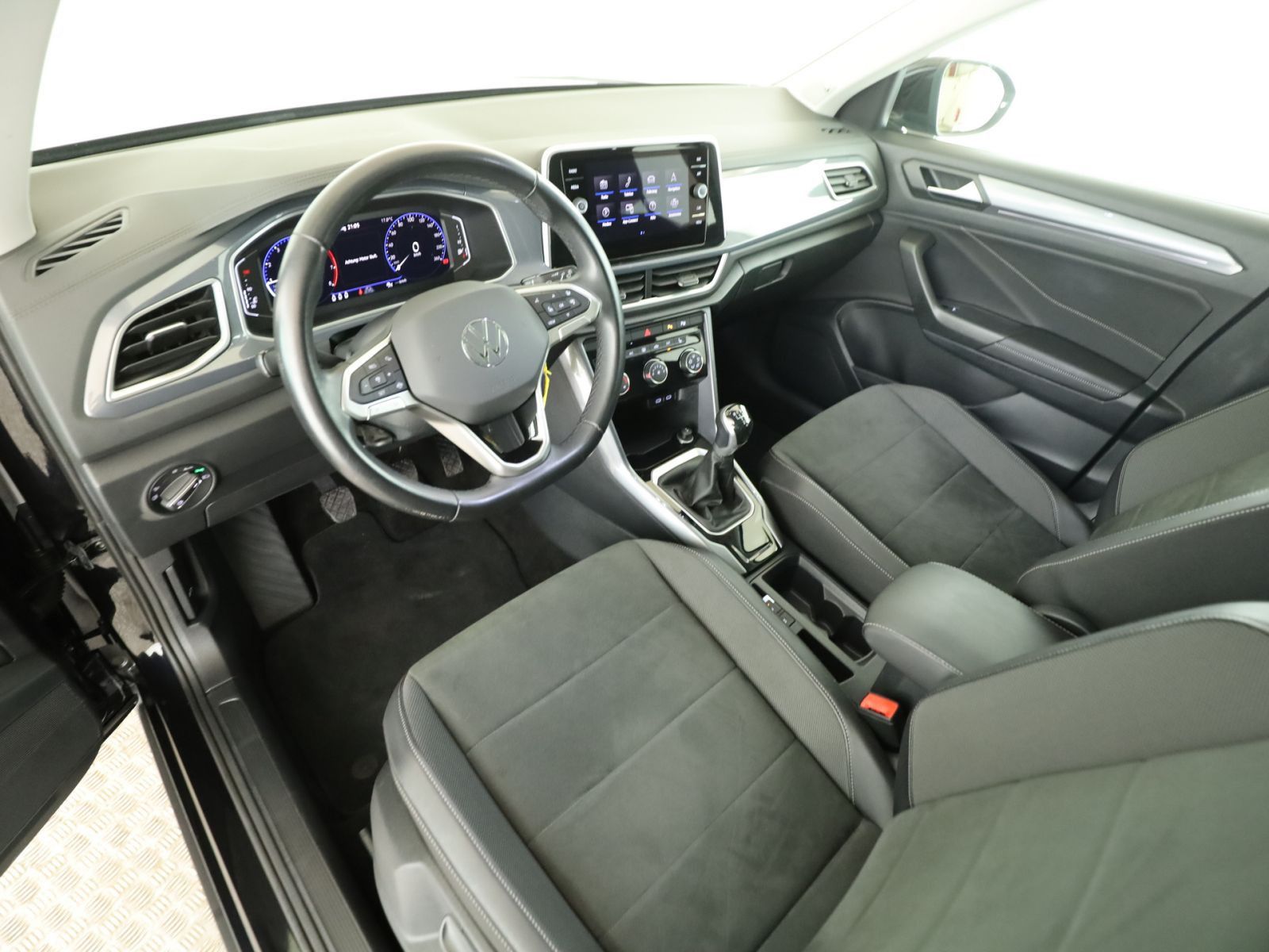 Volkswagen T-Roc 1.0 TSI Style - Samsaru's Car Outlet