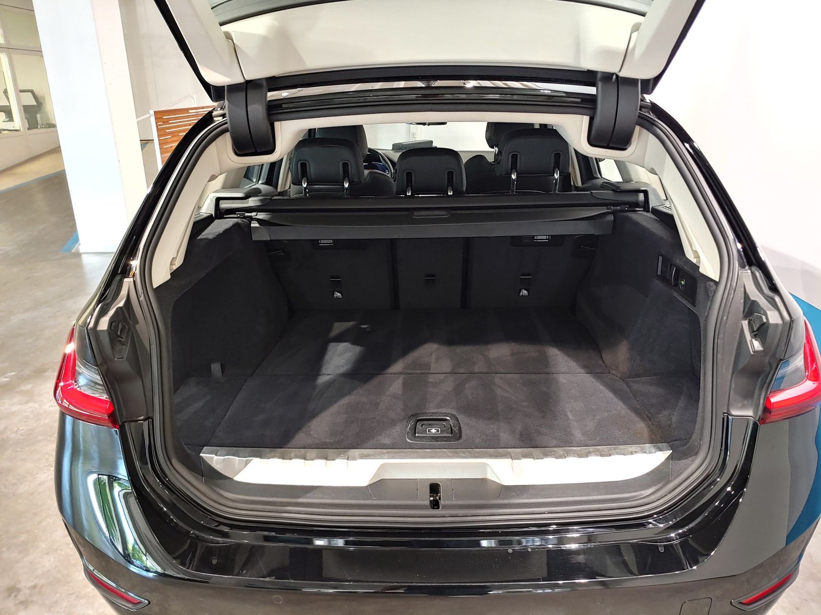 BMW 320e Sport Line - Samsaru's Car Outlet