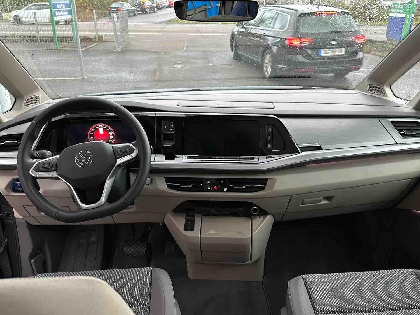 Volkswagen T7 Multivan 2.0 TDI Life - Samsaru's Car Outlet