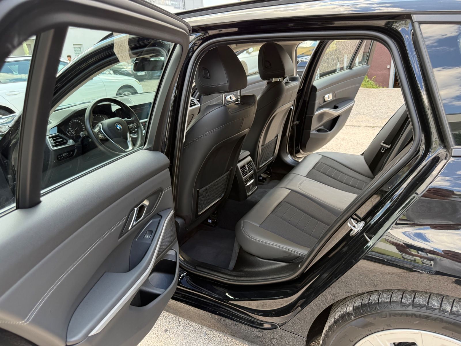 BMW 318d Touring Advantage - Samsaru's Car Outlet