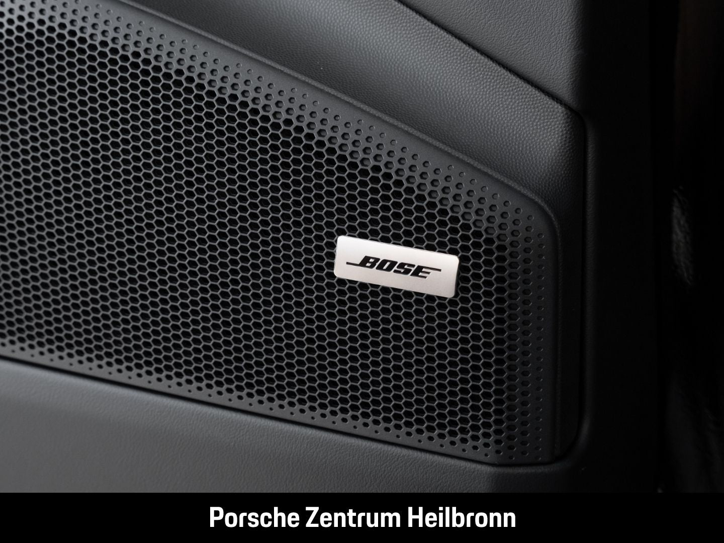 Porsche Macan 4 Surround-View LED-Matrix Abstandstempoma