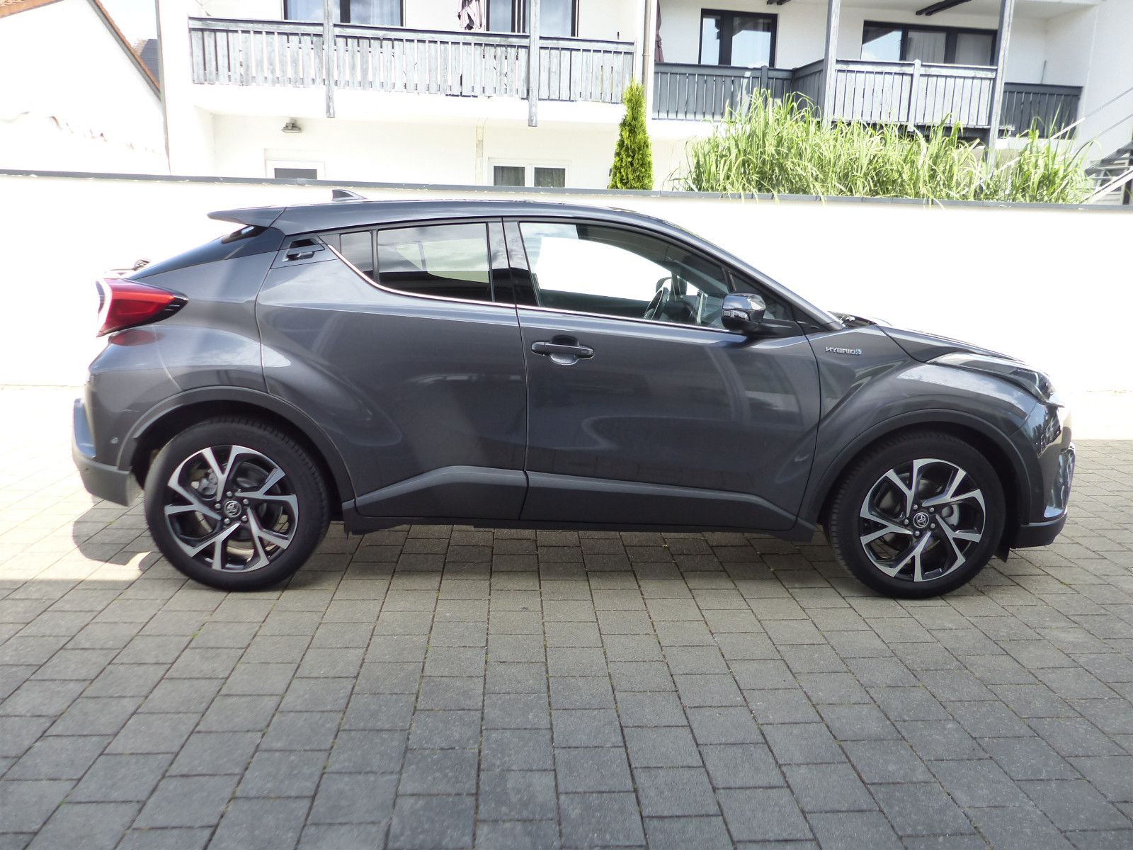 Toyota C-HR 1.8 VVT-i Hybrid Club - Samsaru's Car Outlet