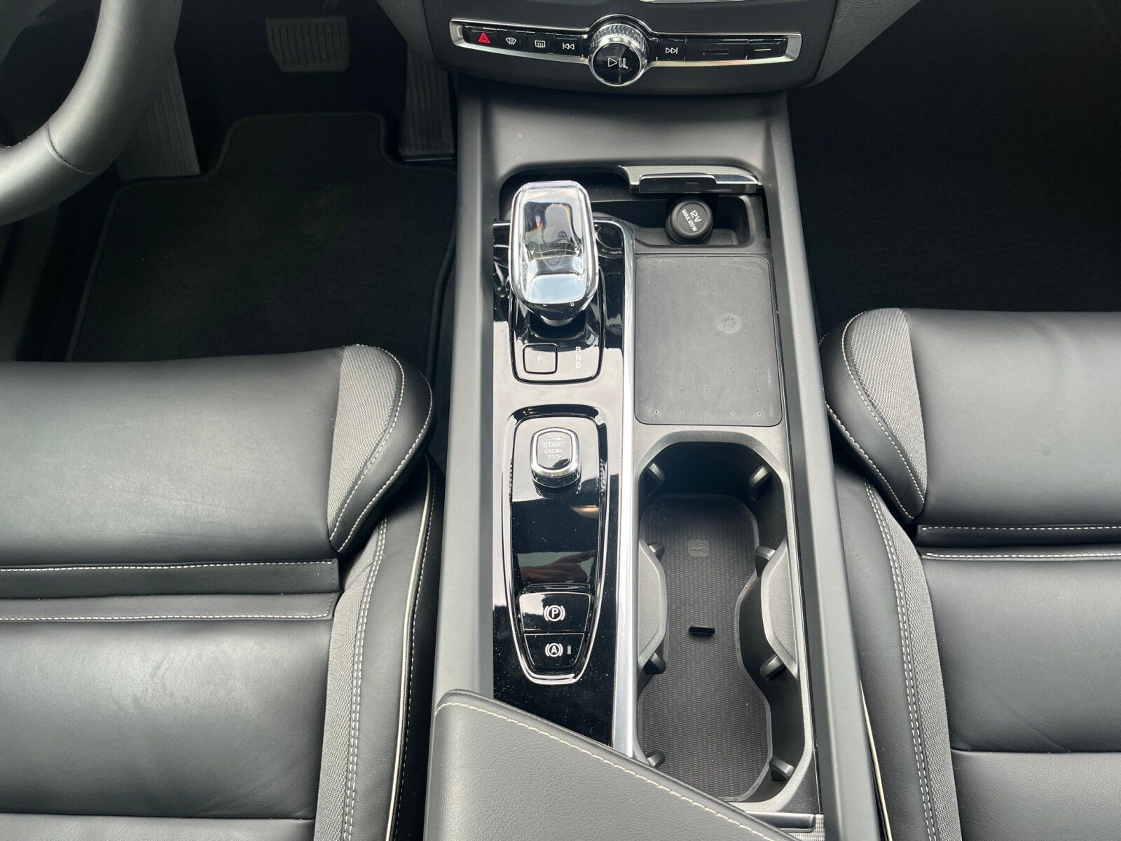 Volvo XC 60 T8 AWD Ultimate Dark AHK+RFK+PANO+SITZHZG