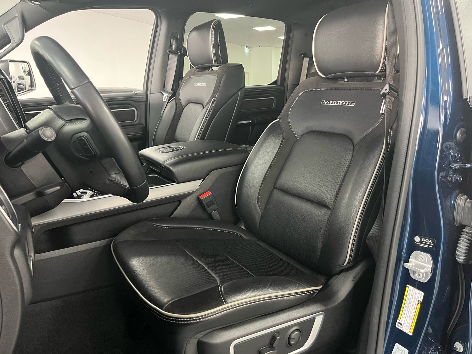 Dodge RAM 5,7l V8 *LARAMIE/12 Zoll Display/LED/AHK/SHZ