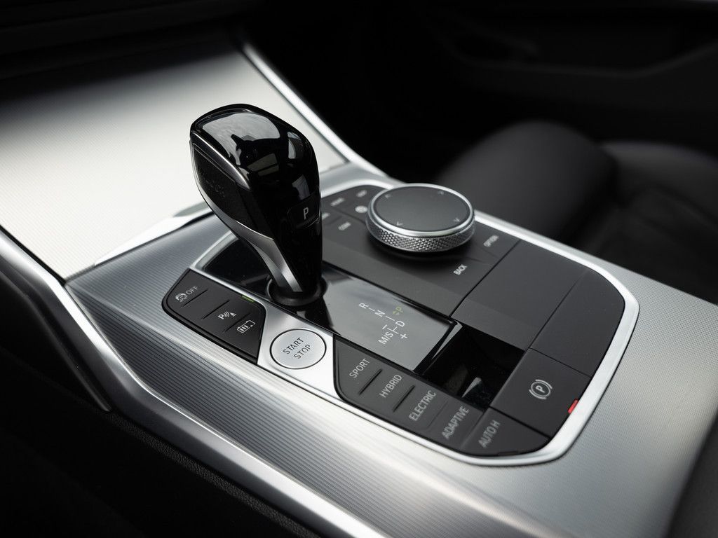 BMW 330e Touring xDrive M-Sport PANO AHK HUD LASER