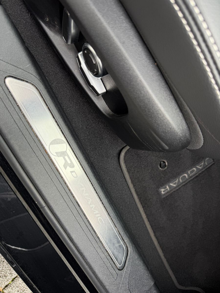 Jaguar XE R-Dynamic Black/PANO/360''KAM/MERIDIAN/LED