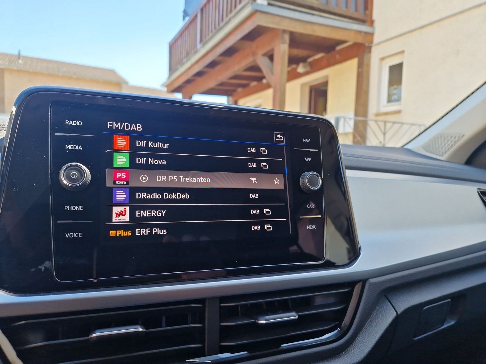 Volkswagen T-Roc Life - Samsaru's Car Outlet