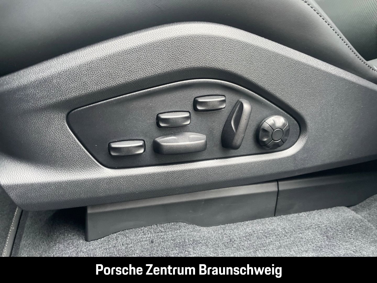 Porsche Macan Turbo BOSE Luftfederung Panoramadach LED
